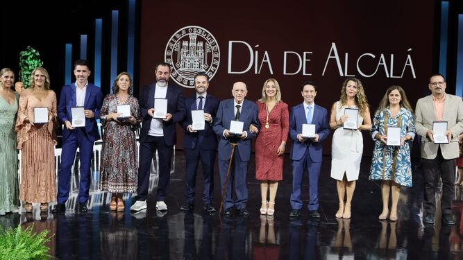 Los premiados en el Día de Alcalá de 2022 posan con la alcaldesa, Ana Isabel Jiménez.