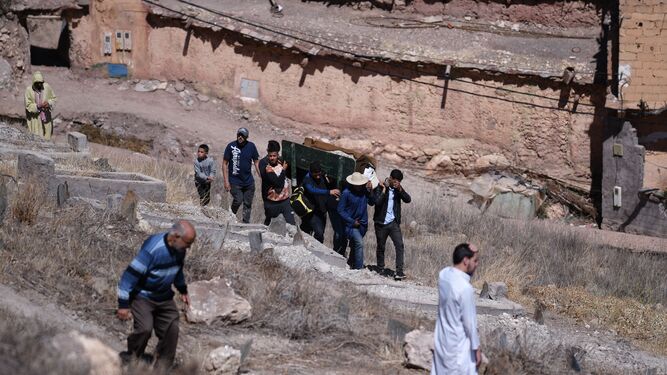 Vecinos y familiares trasladan el cuerpo de un fallecido en el terremoto de Marruecos.