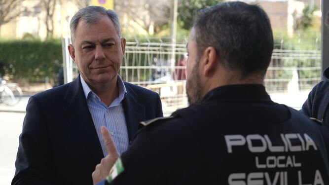José Luis Sanz habla con un Policía Local de Sevilla.
