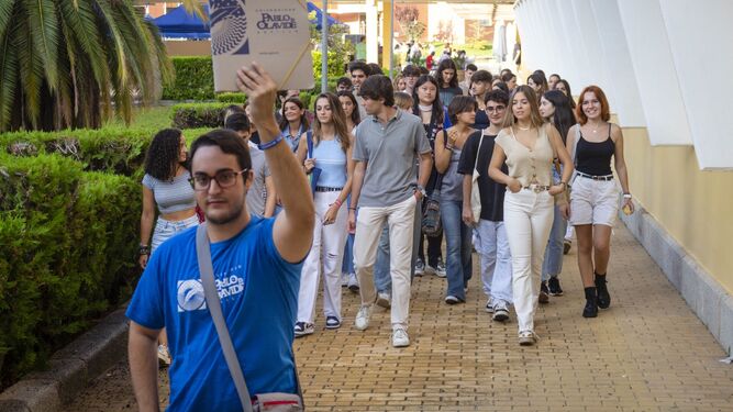 Los alumnos de nuevo ingreso recorren el campus de la UPO.