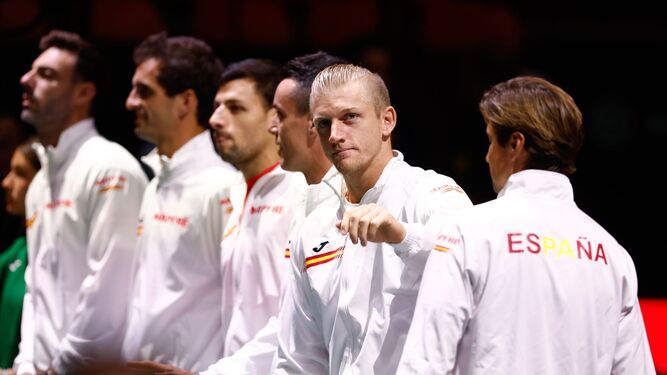 Davidovich hace un gesto con el resto del equipo español.