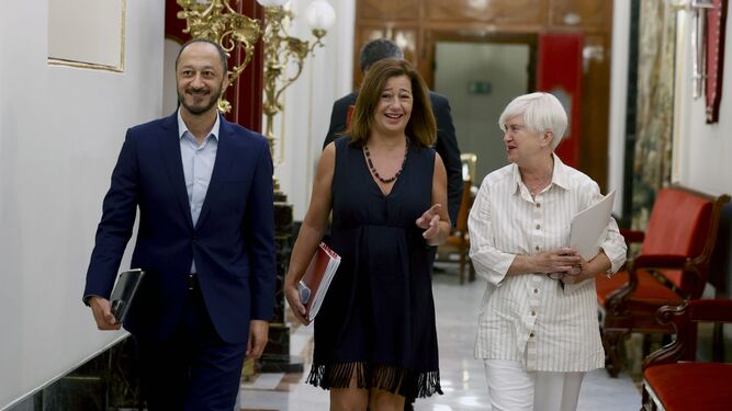 Francina Armengol, presidenta del Congreso, con el vicepresidente Alfonso Rodríguez Gómez de Celis y la secretaria segunda Isaura Leal