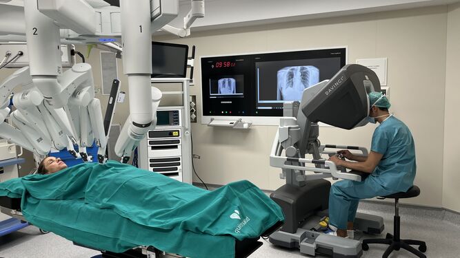 Un cirujano manipula del robot Da Vinci Xi, ya instalado en un quirófano del Hospital Quirónsalud Sagrado Corazón.