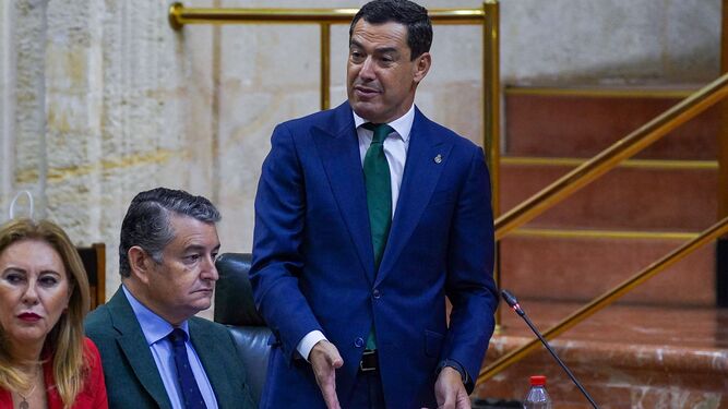 El presidente de la Junta en la sesión de control en el Parlamento de Andalucía.