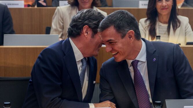 Pedro Sánchez comparte confidencias con el presidente de la CEOE, Antonio Garamendi.