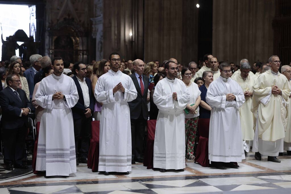 La ceremonia de ordenaci&oacute;n conjunta de di&aacute;conos y sacerdotes en im&aacute;genes