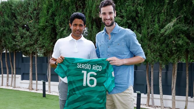 Al Khelaifi le regala una camiseta a Sergio Rico en su visita a su domicilio sevillano.