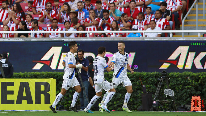 Sergio Canales celebra uno de sus goles en México.