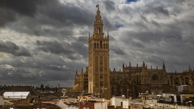 La Giralda de Sevilla, antiguo alminar almohade.