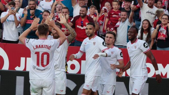 Sergio Ramos y Rakitic celebran el gol de Lukebakio.