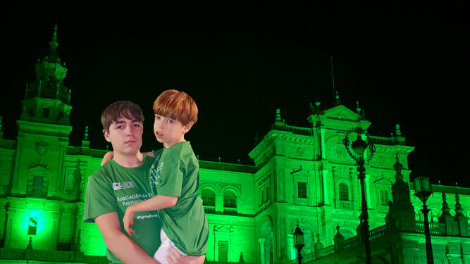 Andrés y su hermano Francisco, en la Plaza de España (Sevilla) iluminada de verde en septiembre de 2022 para concienciar de las enfermedades mitocondriales.