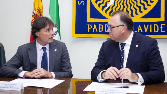 Francisco Oliva, rector de la UPO, y Arturo Bernal, consejero de Turismo, Cultura y Deporte