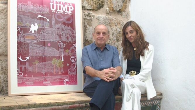 Curro González posa con su diseño acompañado de la directora de la UIMP en Sevilla, Nieves López Santana.