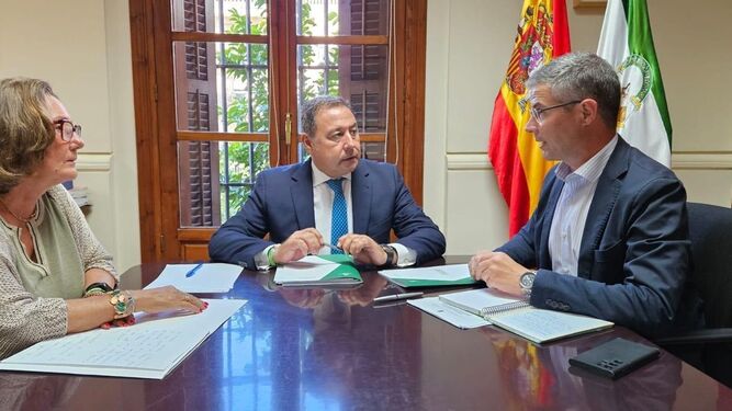 Ricardo Sánchez junto a la delegada territorial de Salud en Sevilla y el alcalde de Valencina.