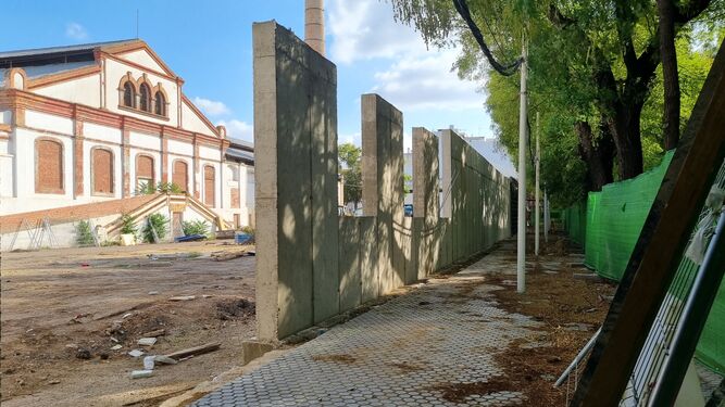 El muro de 4 metros que se está levantando alrededor del Fábrica de Vidrio de Sevilla.