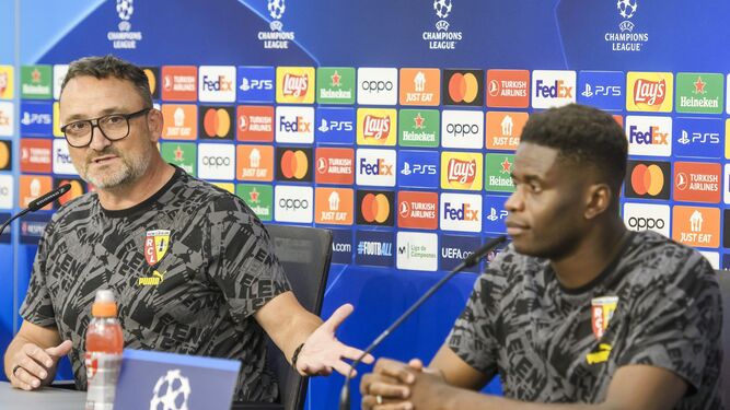 Franck Haise atiende a la prensa junto al guardameta Brice Samba.
