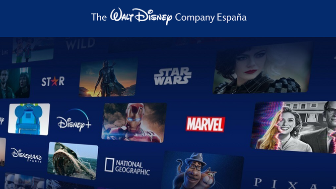 Mural con logos y emblemas de Disney.