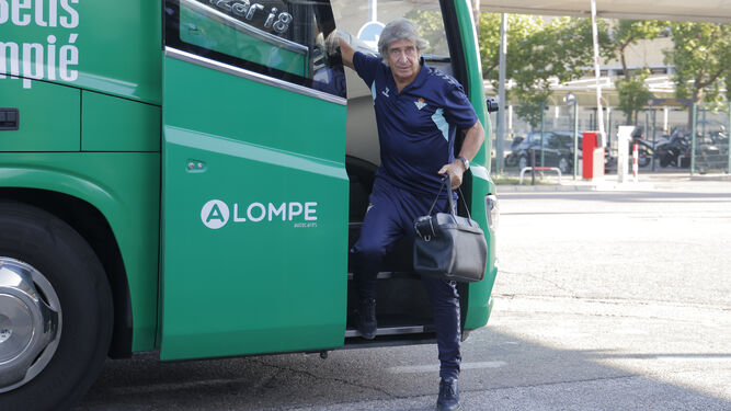 Manuel Pellegrini se baja del autobús del Betis al llegar por la mañana al aeropuerto de Sevilla.