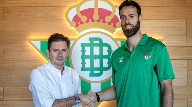El director deportivo del Betis Baloncesto, Armando Guerrero, posa con Pablo Almazán.