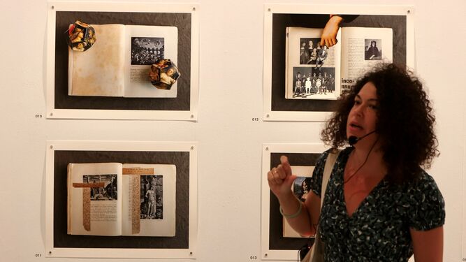 Carla Carmona, fotografiada en una visita guiada a la exposición el pasado martes.