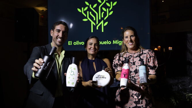 Los creadores del Olivo del Abuelo Miguel, Miguel, Elena y Reyes Gallego en el evento de presentación de la marca.