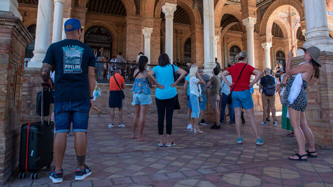 Turistas en la Plaza de España.