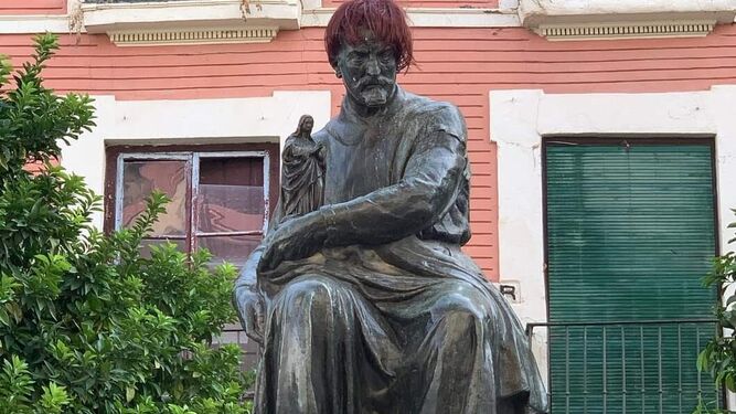 La estatua de Martínez Montañés con la peluca.