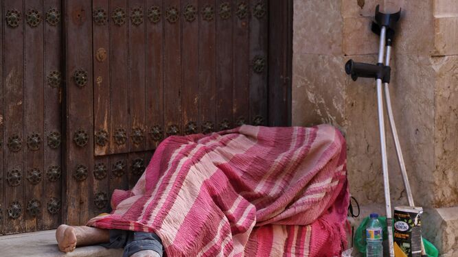 Una persona duerme en la calle.