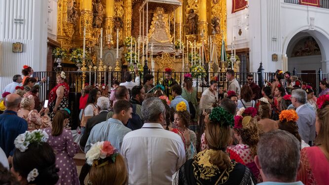 La Virgen del Rocío recibe la visita de cientos de devotos la pasada romería.