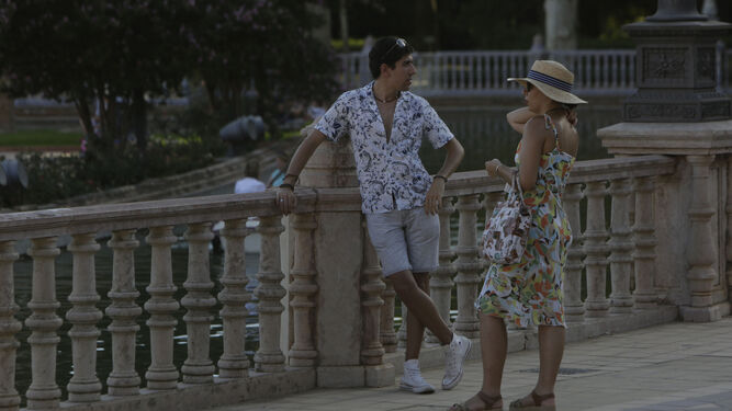 Una pareja de turistas en la Plaza de España.