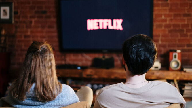 Un par de adolescentes viendo Netflix