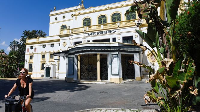 Una ciclista pasa por el exterior del Teatro Lope de Vega, hoy cerrado.
