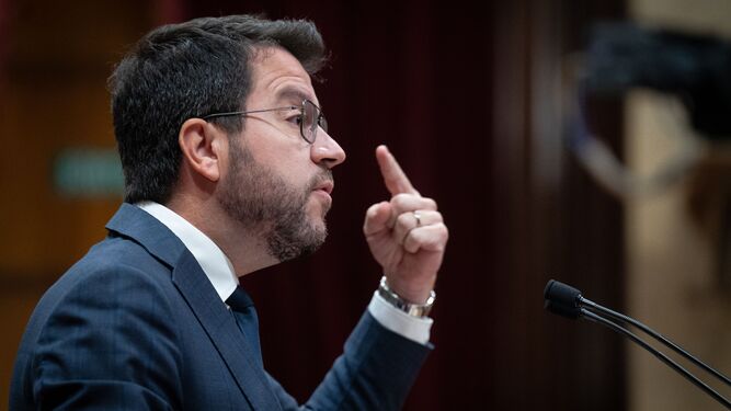 Aragonès se dirige a los diputados del Parlament catalán.