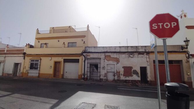 La finca del número 38 de la calle Carraca que va a ser expropiada por el Ayuntamiento de San Fernando.