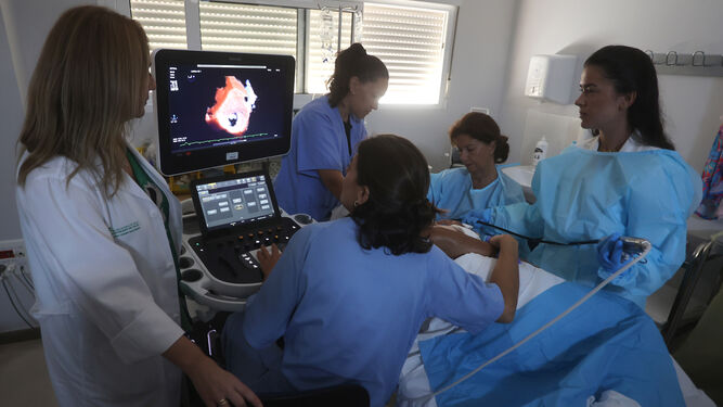 La doctora Marinela Chaparro, a la izquierda, junto a otros miembros de la unidad durante la realización de un ecocardiograma.