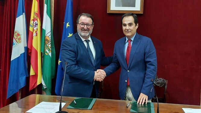 El alcalde de Carmona y el consejero de Justicia se dan la mano tras firmar el protocolo.