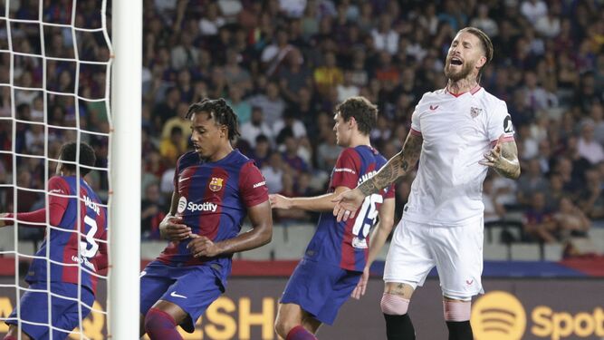 Sergio Ramos se lamenta de una ocasión fallida ante Koundé, en el Barcelona-Sevilla.