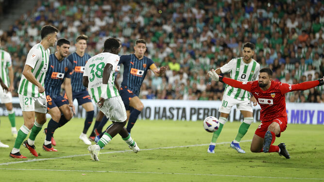 Assane Diao anota con un toque de calidad el gol que abrió el camino al triunfo.