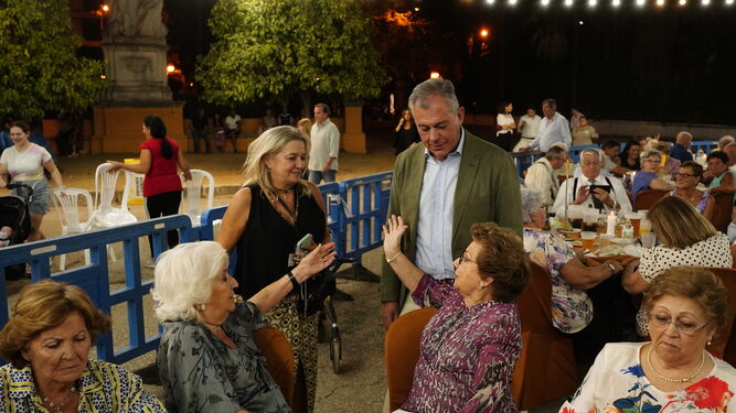 José Luis Sanz con un grupo de invitadas a la cena de homenaje a las personas mayores.