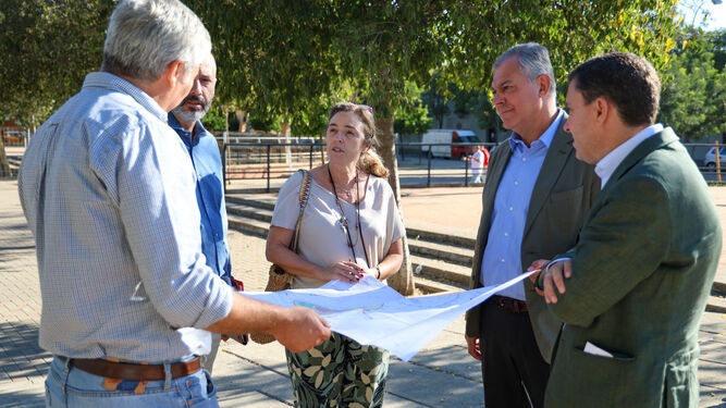 El alcalde de Sevilla, José Luis Sanz, visita las obras del Parque Rojo de Pino Montano.