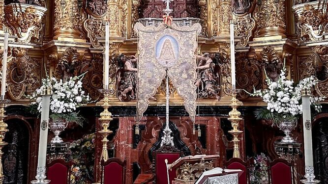 El simpecado de la Matriz preside desde este lunes el santuario de la Virgen del Rocío.