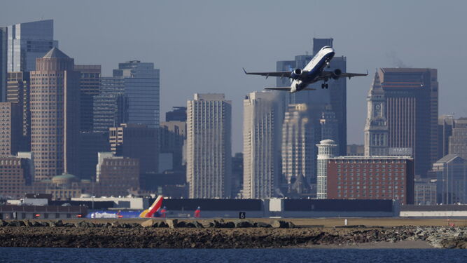 Un avión de la aerolínea JetBlue despega del aeropuerto de Logan, en la ciudad estadounidense de Boston.
