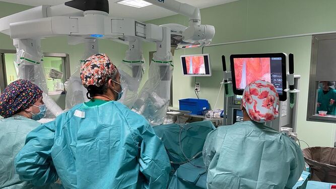 Médicos durante una intervención quirúrgica en un hospital andaluz.