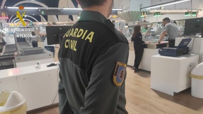 Imagen de archivo de un agente de la Guardia Civil en el aeropuerto de Sevilla.