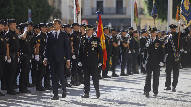El jefe superior de Policía, Andrés Garrido, pasa revista a la tropa junto al delegado del Gobierno en Andalucía, Pedro Fernández.