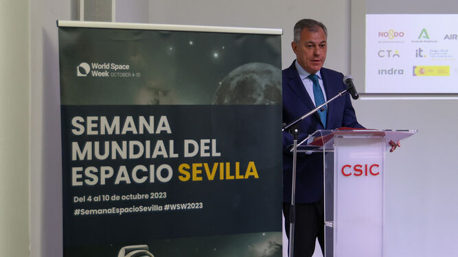 El alcalde de Sevilla, José Luis Sanz, durante la presentación de la Semana Mundial del Espacio de Sevilla.