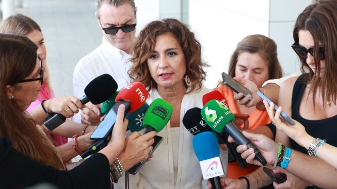 La ministra de Hacienda, María Jesús Montero, atiende a las medios este jueves en Sevilla.