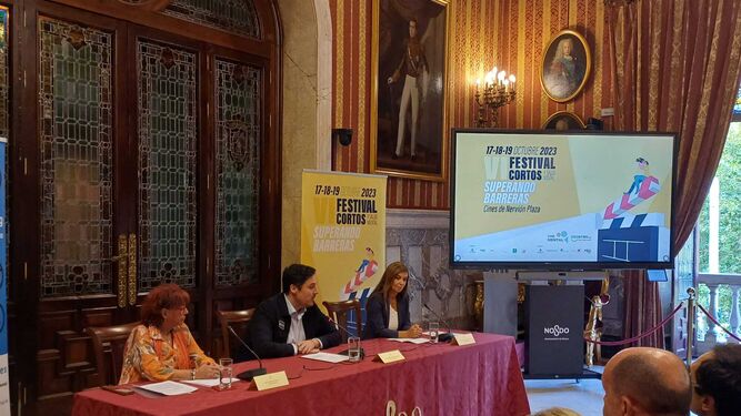 Rueda de prensa de la presentación del VI Festival de Cortos y Salud Mental de Asaenes en el Ayuntamiento de Sevilla.