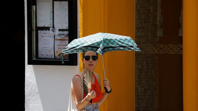 Una mujer se protege del sol directo en Córdoba durante la última ola de calor.