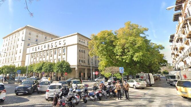 Algunas de las plazas están en la calle Manuel Bermudo Barrera, junto a las sedes judiciales del Prado.
